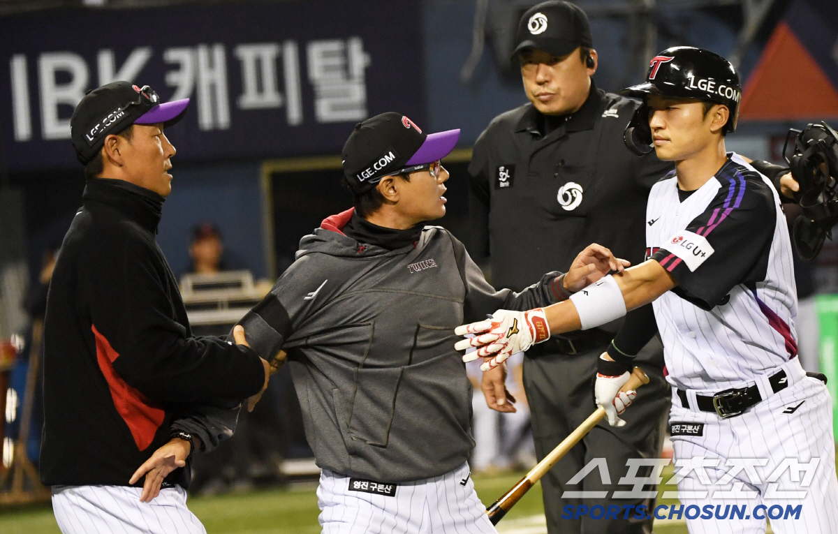 “이거 놔!” 더그아웃 박차고 나온 염경엽 감독, 1루심과 몸싸움 불사 …