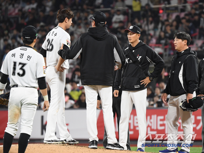 '마당쇠가 쓰러졌다’ 무릎 강타한 강습 타구, 홀드 2위 투수의 안타까운…