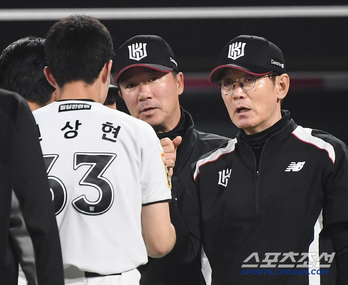 '마당쇠가 쓰러졌다’ 무릎 강타한 강습 타구, 홀드 2위 투수의 안타까운…