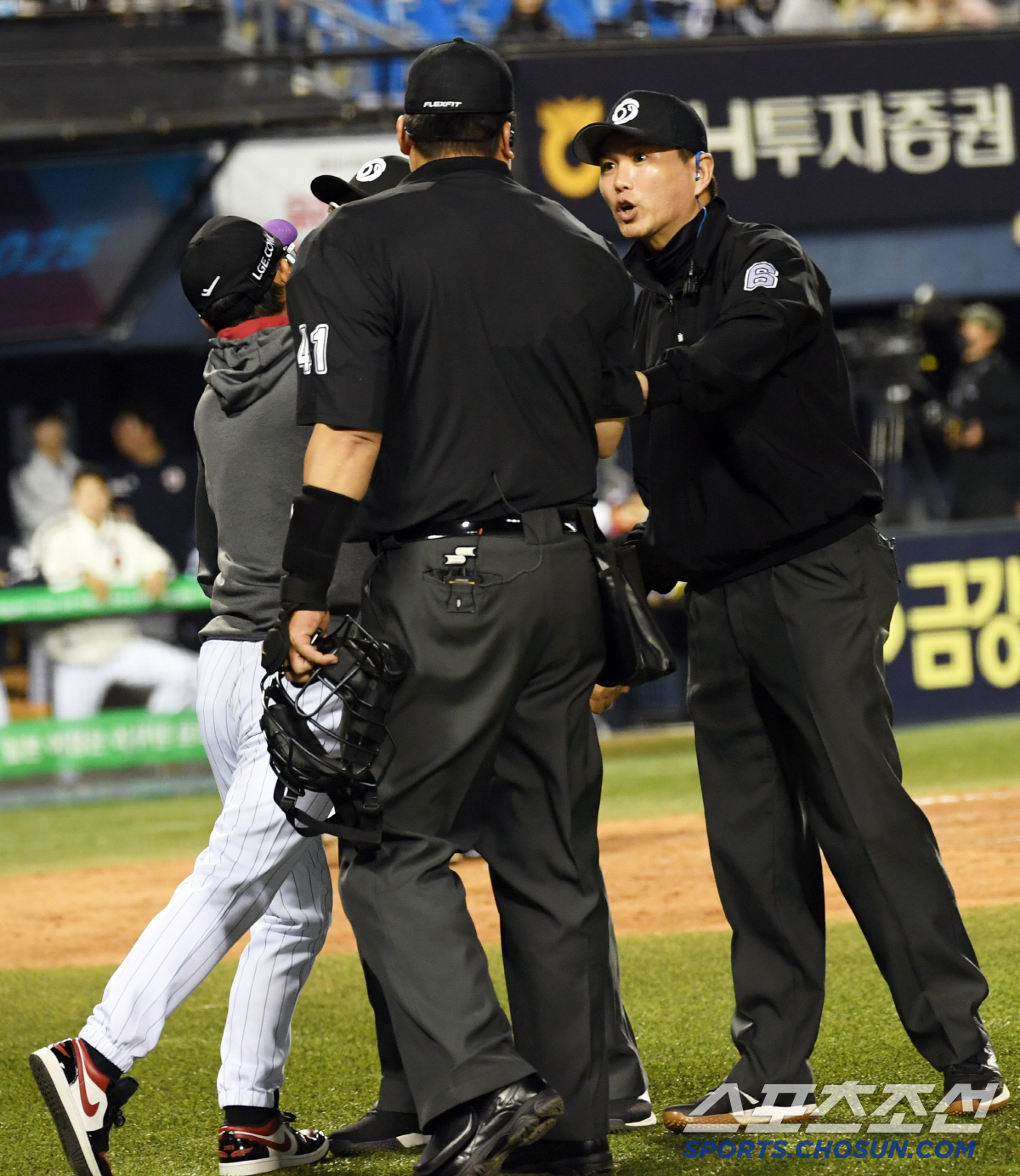 염갈량 '배치기' 퇴장 사태의 이유... "페어를 파울로 정정"vs"플레…