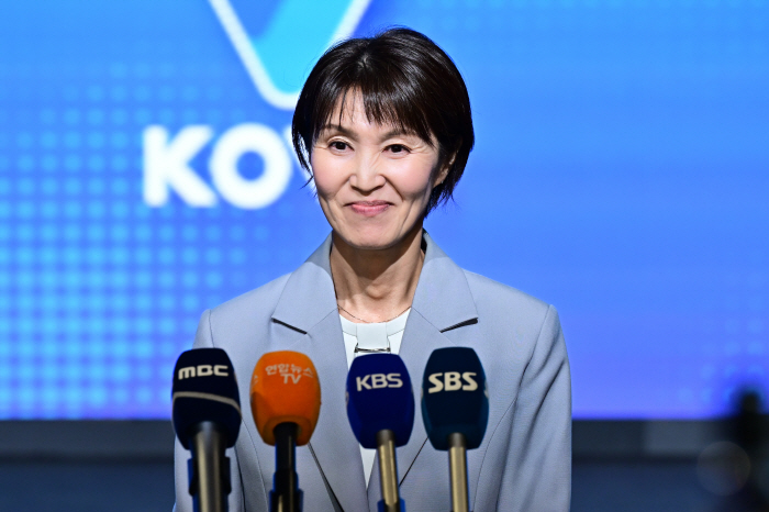 '황제'가 떠났다…통합우승팀 리빌딩 맡은 日 명장, "한국女배구, 세대 교체 잘되면…"