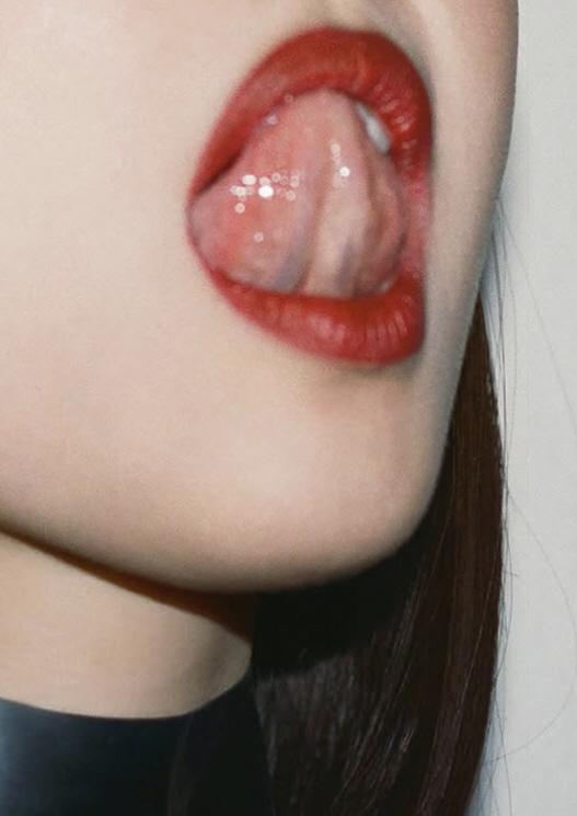 제니, 팬티에 망사 스타킹만 입고 오토바이 질주…엉덩이 비누 따로 쓸만하…