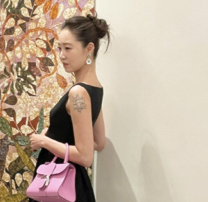 [SCin스타] 공효진, 이러니 '10살 연하' ♥케빈오도 반하지…우아함 그 자체