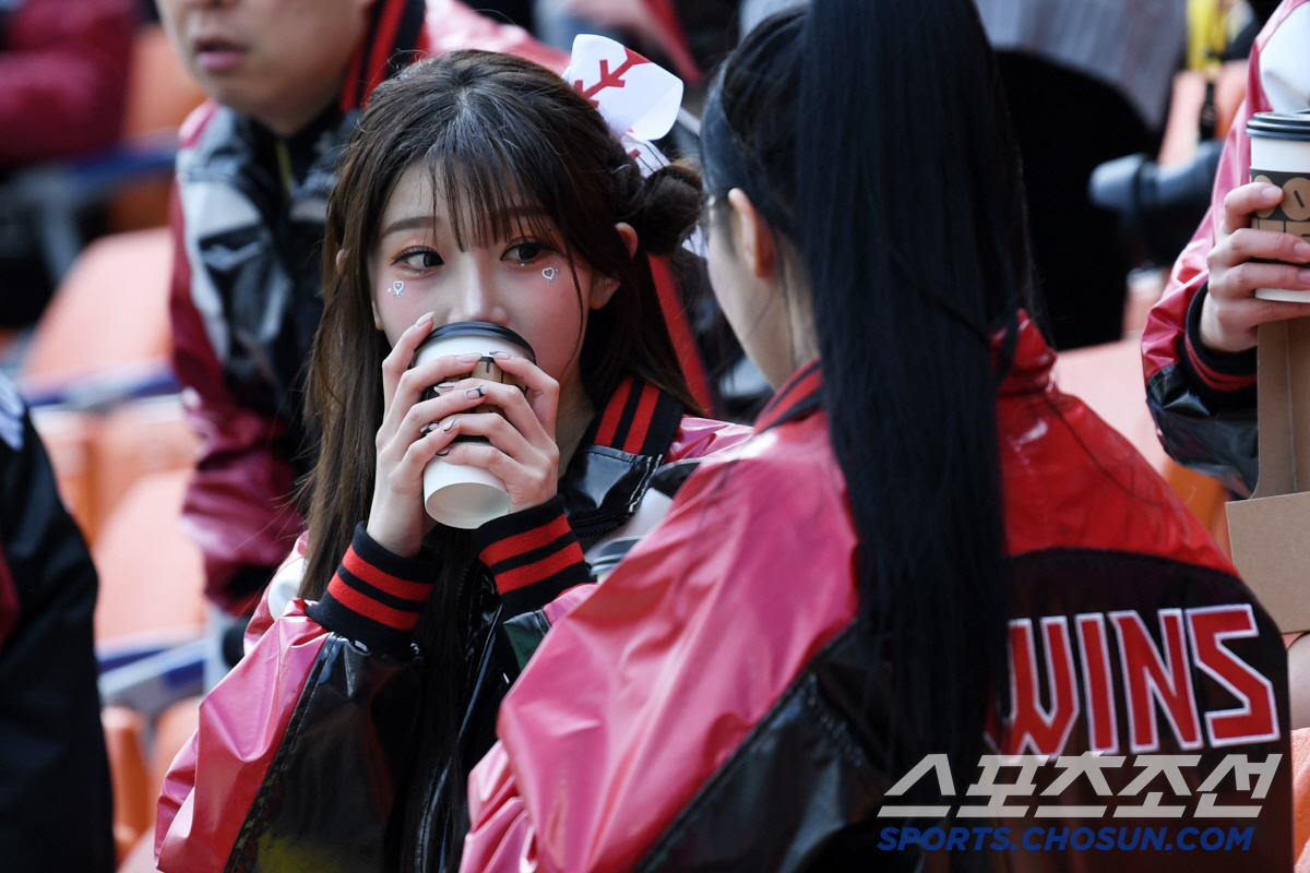 유광 점퍼 입은 삐끼삐끼 신드롬 이주은...잠실 승리 요정으로 변신 [잠…