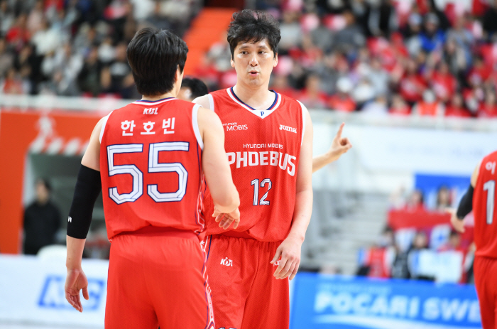 '베테랑의 품격' 함지훈, 침몰 위기 현대모비스 구했다…현대모비스, 6강 1차전 87-84 신승