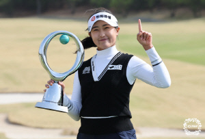 95번째 도전에 첫 우승, 초대 챔피언 감격...