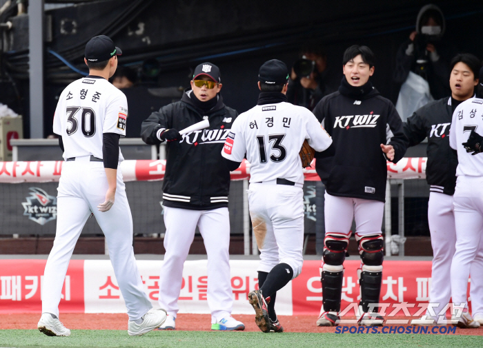 소형준 첫 승+박영현 6SV…'우박 혈투' KT, 삼성 잡고 2연승 행진…