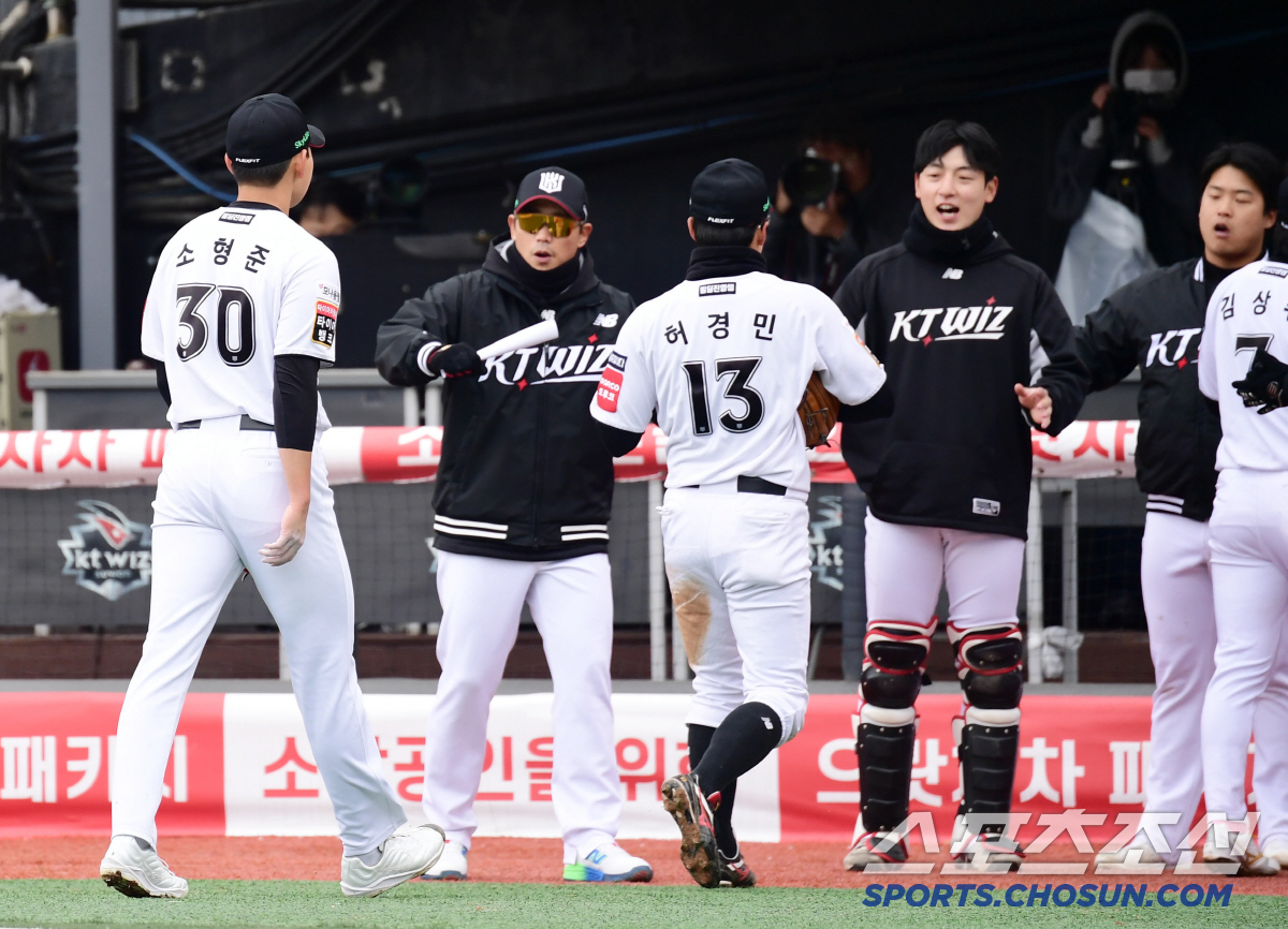 소형준 첫 승+박영현 6SV…'우박 혈투' KT, 삼성 잡고 2연승 행진…