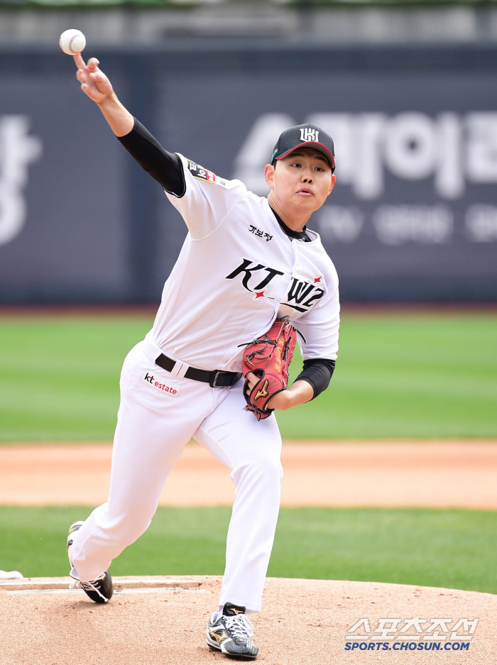 2이닝 50개→"5회까지만 버티자"…928일 만에 선발승! 신인왕 출신 …