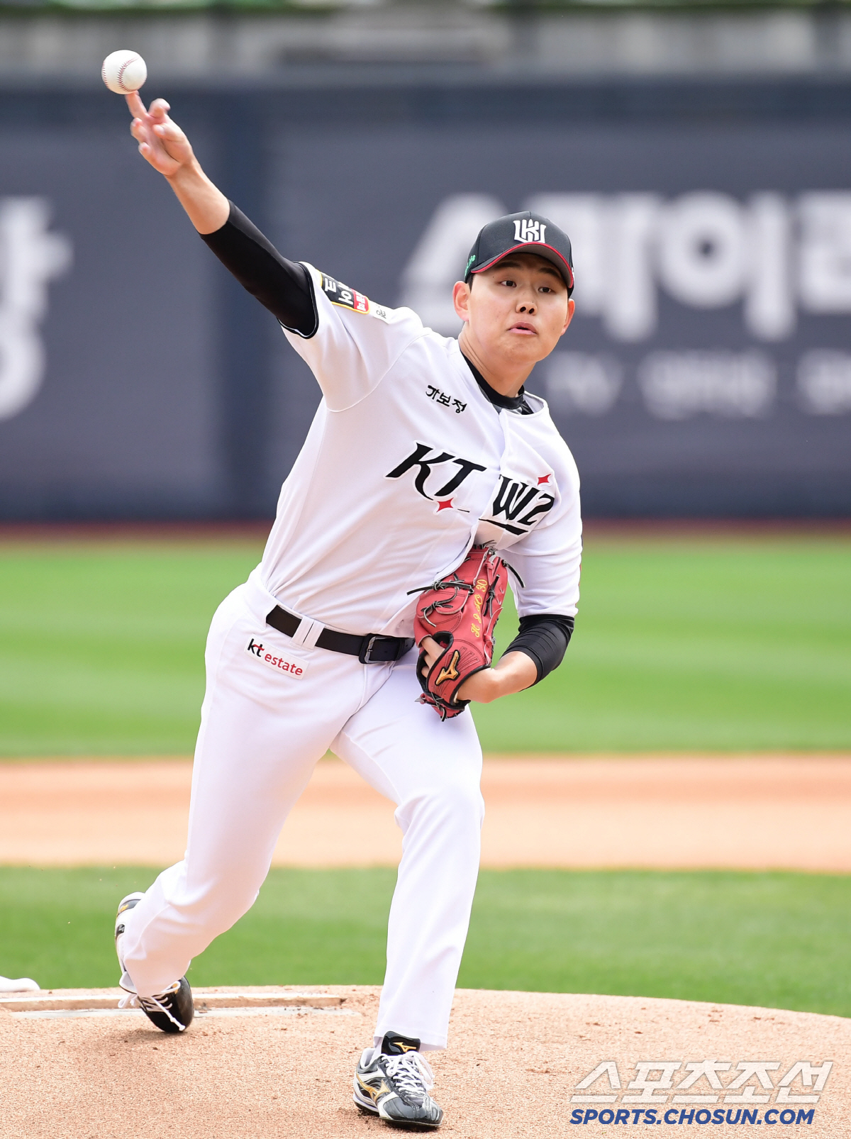2이닝 50개→"5회까지만 버티자"…928일 만에 선발승! 신인왕 출신 …