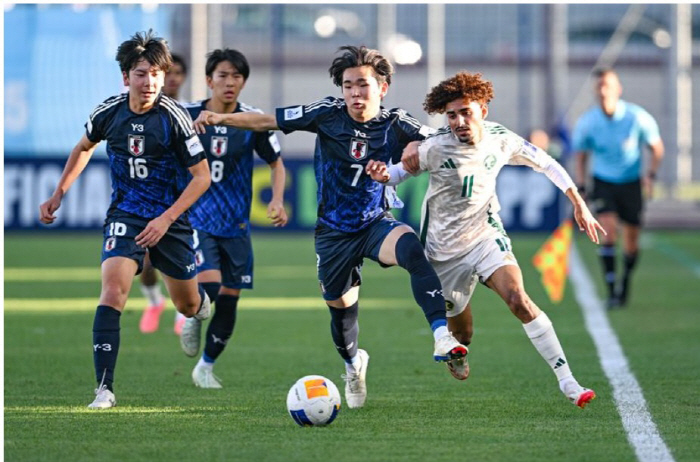 韓 축구 '지적질'하다 8강 탈락 수모 '최다 우승' 일본 망신살…'김정민 아들' 다니, 최고의 발견→A대표팀 선택은 다를 수 있어