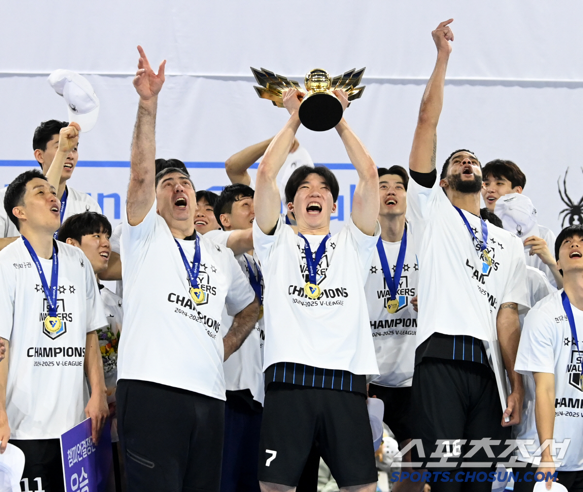 레오, 허수봉 건재한데 임성진까지? 현대캐피탈, 우승 기쁨은 잠시 '왕조…