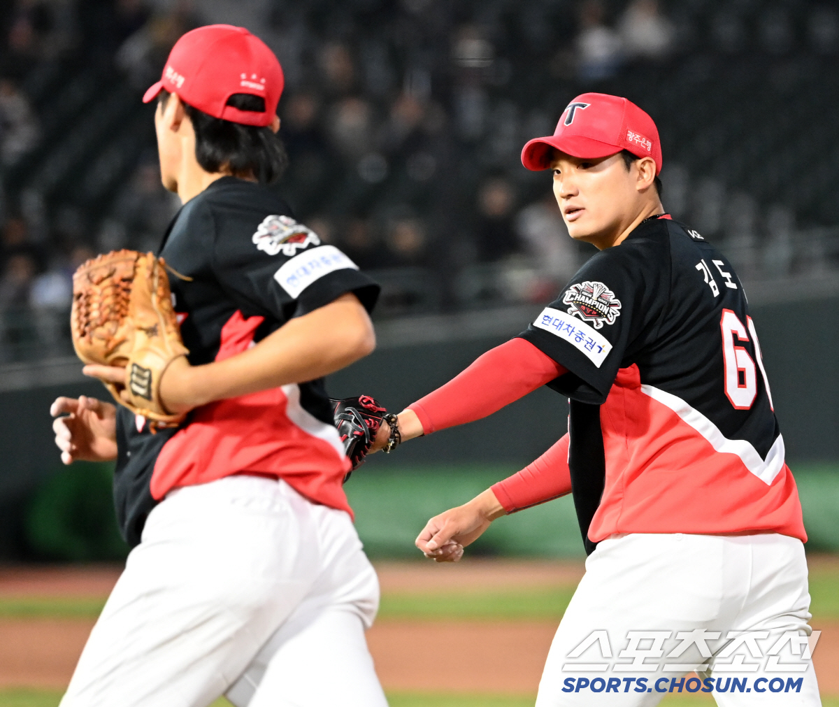 3경기 ERA 1.56인데 '0승'이라니…달라진 매직커브 → 9㎞ 빨라진…