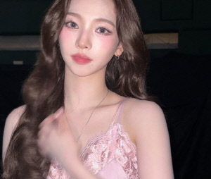 [SCin스타] 에스파 카리나, AI 미모 그대로…핑크 드레스로 디즈니 공주 자태