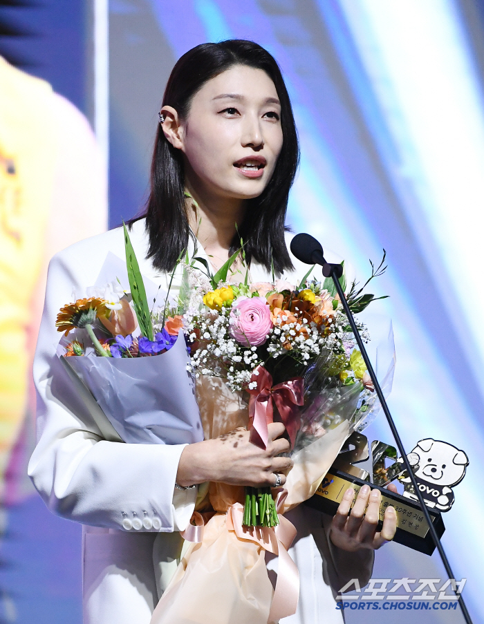 '뜨거운 안녕' 배구황제 김연경 만장일치 MVP…허수봉 1표 차로 레오 제쳤다 [시상식 종합]