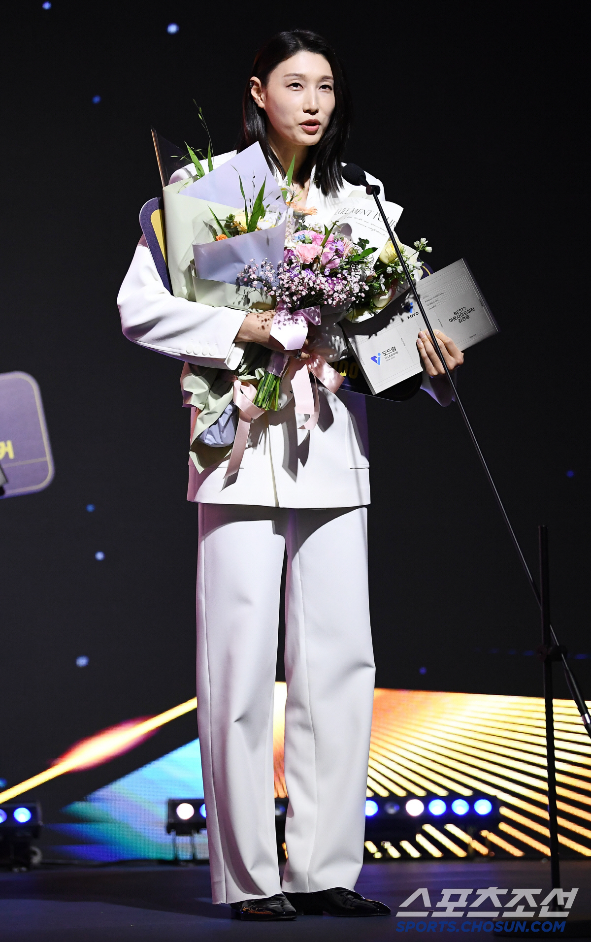 '뜨거운 안녕' 배구황제 김연경 만장일치 MVP…허수봉 1표 차로 레오 …