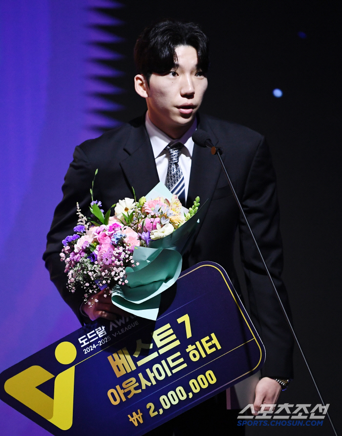 '뜨거운 안녕' 배구황제 김연경 만장일치 MVP…허수봉 1표 차로 레오 …
