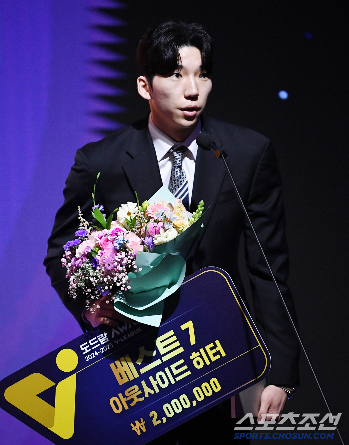 '뜨거운 안녕' 배구황제 김연경 만장일치 MVP…허수봉 1표 차로 레오 …