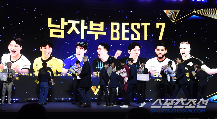 '뜨거운 안녕' 배구황제 김연경 만장일치 MVP…허수봉 1표 차로 레오 …
