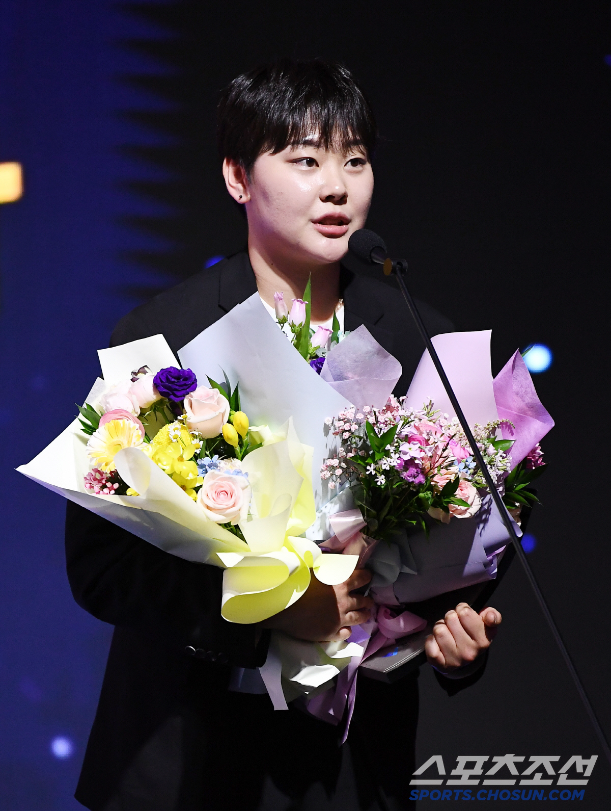 '뜨거운 안녕' 배구황제 김연경 만장일치 MVP…허수봉 1표 차로 레오 …