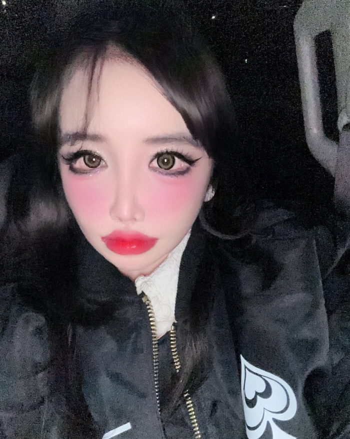 "필터NO" 박봄, '외모 논란' 선 긋더니..비현실적 인형 비주얼 자랑