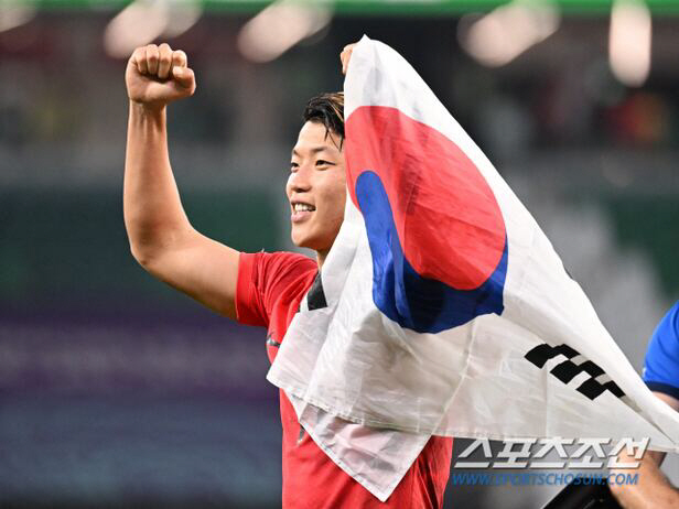 깨어날 기미도 없는 韓 월드컵 기적 주인공...황희찬, EPL 커리어 이대로 끝인가