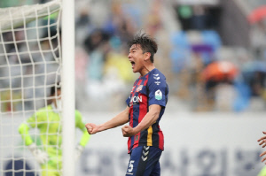 데뷔골로 수원FC 첫 승 이끈 이현용, K리그1 8라운드 MVP
