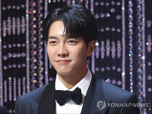 이승기 사진 도용한 투자 사이트 주의보…소속사 "법적 대응"