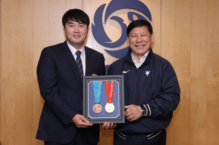 유일 대학생 銅→'9전 9승' 金…국내 최고 싱커볼투수의 통 큰 기증 " 많은 야구팬이 볼 수 있길"