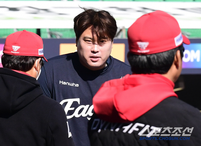 '제가 인천 동산고 4번타자 출신 아닙니까?' 인천 랜더스필드 방문한 '대장 독수리' 류현진[인천현장]