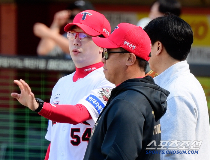 '감독 어깨에 선수가 손을?' 이범호 감독 울컥하게 만든 양현종의 진심 …