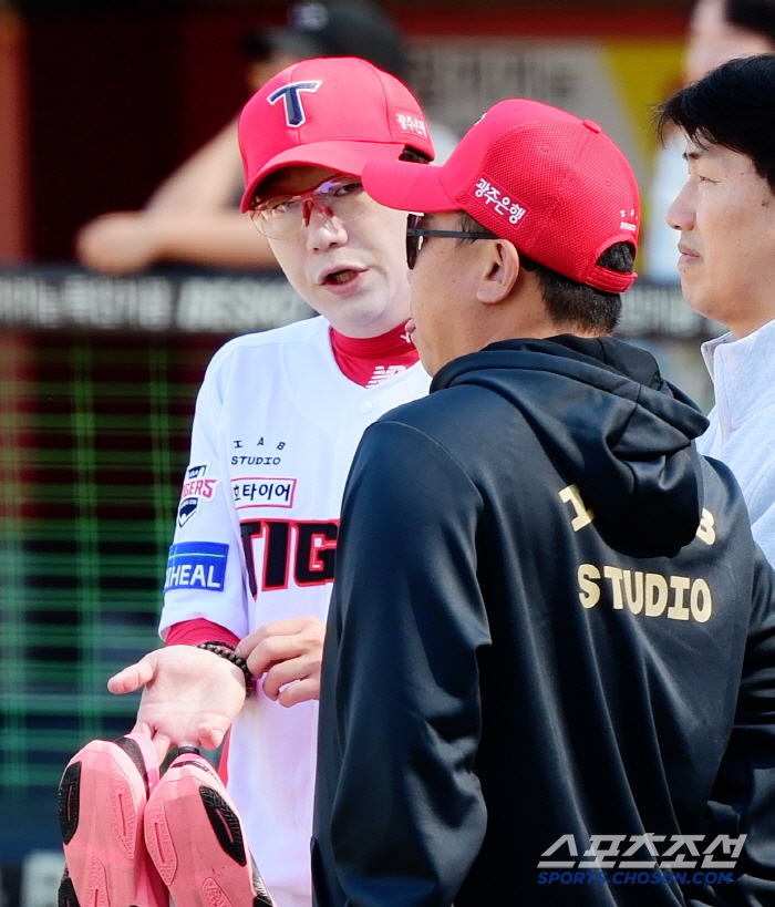 '감독 어깨에 선수가 손을?' 이범호 감독 울컥하게 만든 양현종의 진심 …
