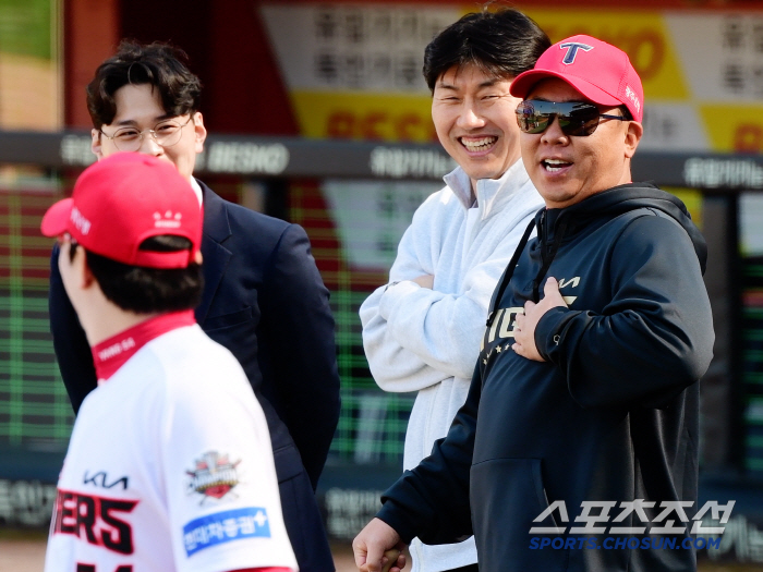 '감독 어깨에 선수가 손을?' 이범호 감독 울컥하게 만든 양현종의 진심 …