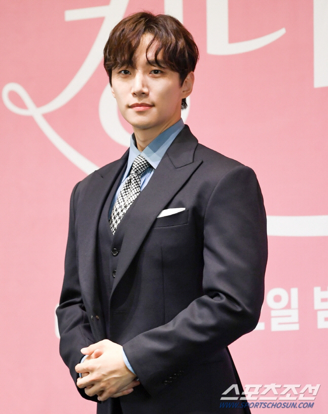 이준호, 17년 몸담은 JYP 떠나며 전직원에 통큰 선물..손편지까지 '감동'