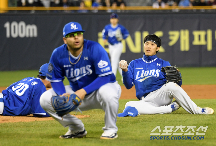 '경련도 참고 뛰었다' 팔꿈치 강타 당한 뒤 놀라운 호수비 펼친 이재현,…
