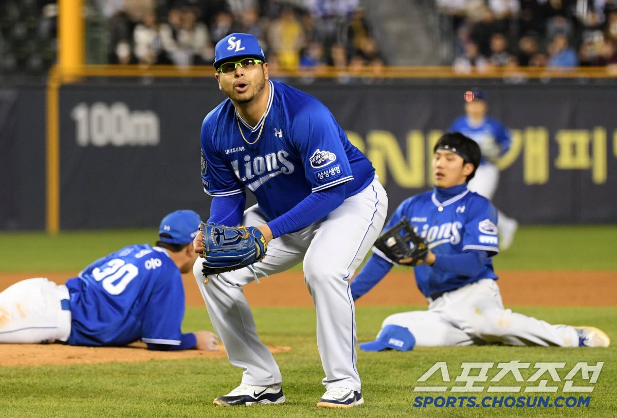 '경련도 참고 뛰었다' 팔꿈치 강타 당한 뒤 놀라운 호수비 펼친 이재현,…