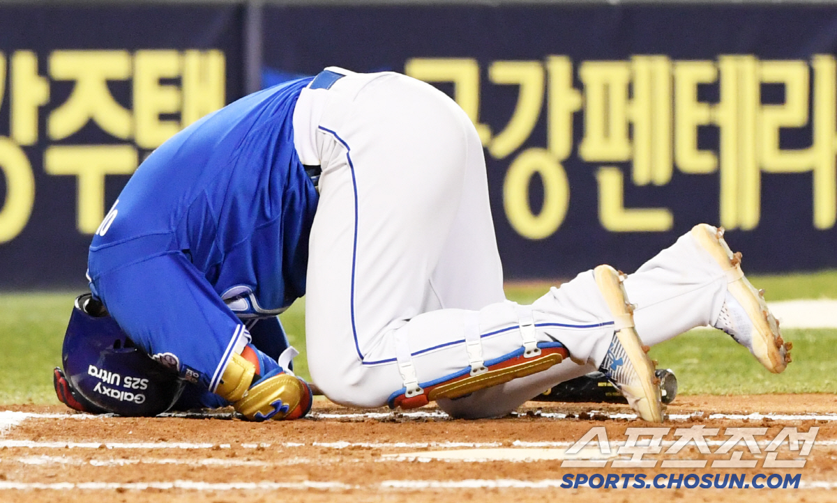 '경련도 참고 뛰었다' 팔꿈치 강타 당한 뒤 놀라운 호수비 펼친 이재현,…
