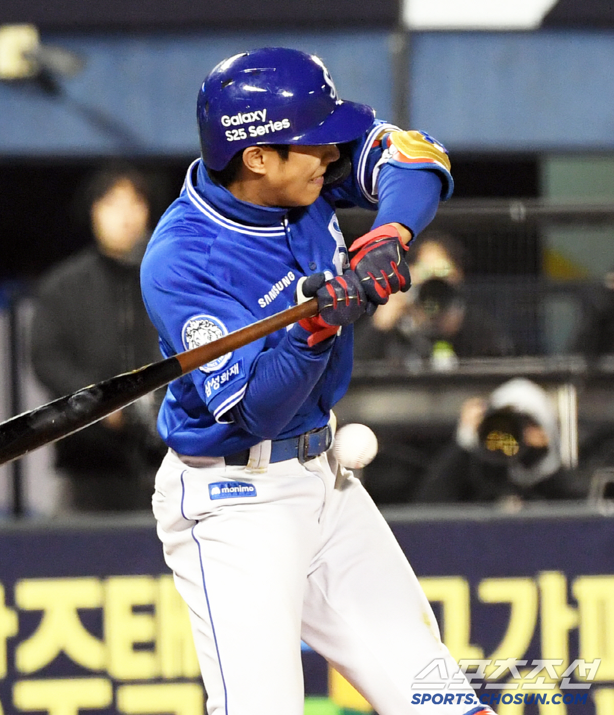 '경련도 참고 뛰었다' 팔꿈치 강타 당한 뒤 놀라운 호수비 펼친 이재현,…
