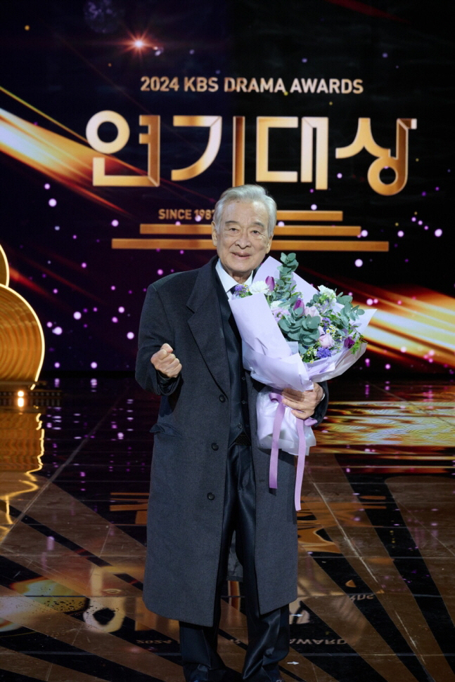 '90세' 이순재, 거동 불편해 시상식 불참 "응원 필요해"
