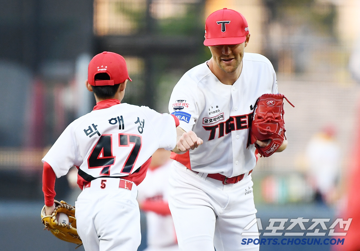 시구소년에 정신 팔린 선발 투수...팬서비스에 이렇게 신경 쓰는데, 실력…