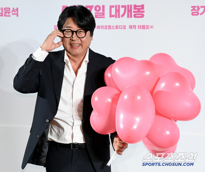 [포토] 김윤석, 핑크 풍선 들고 볼하트