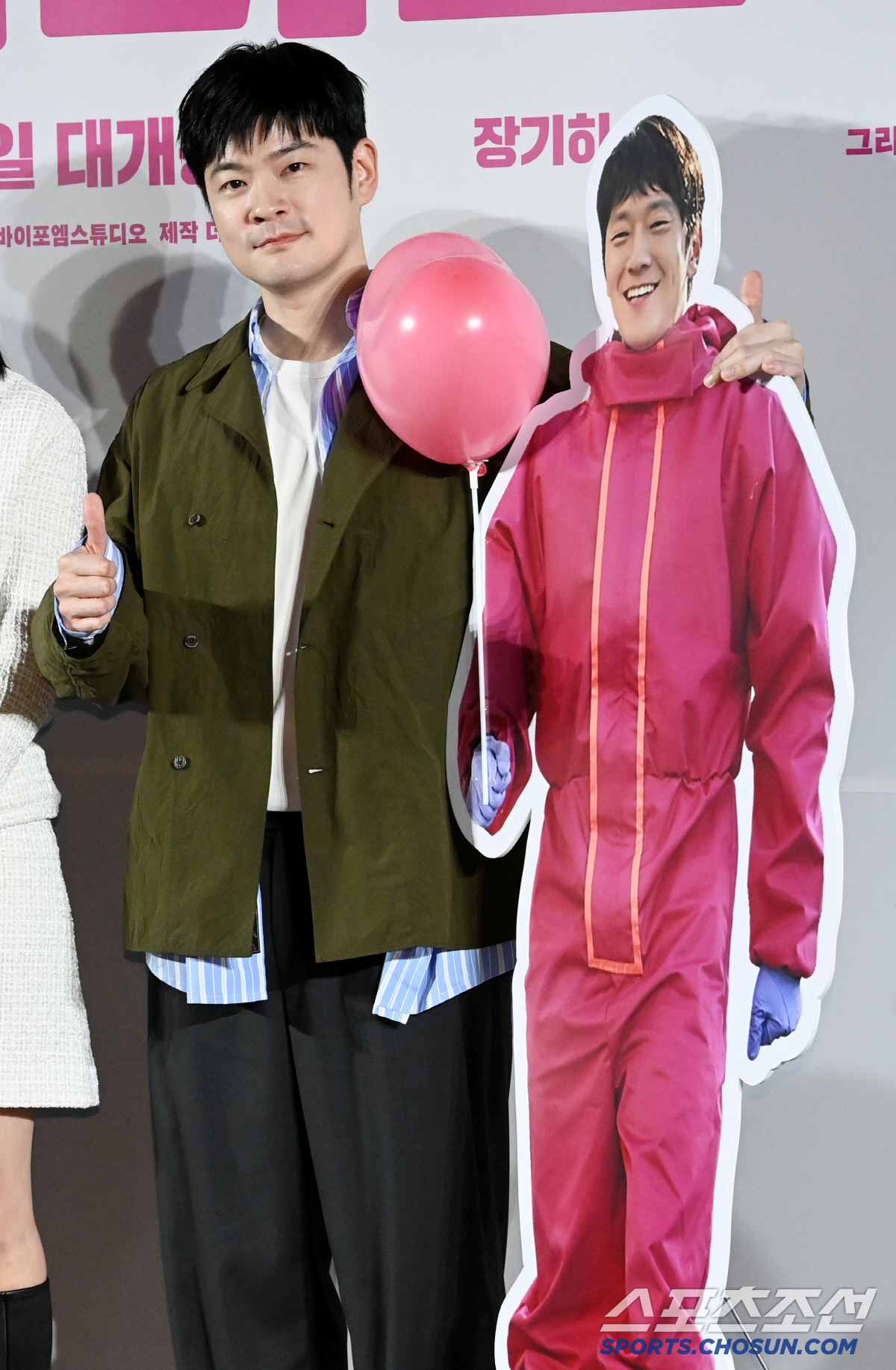 [포토] 장기하, 손석구 등신대에 어깨동무