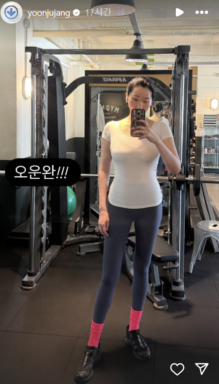 [SCin스타]장윤주, 성동일 계보 잇나…빨간 양말 신고, 헬스장을 런웨이로