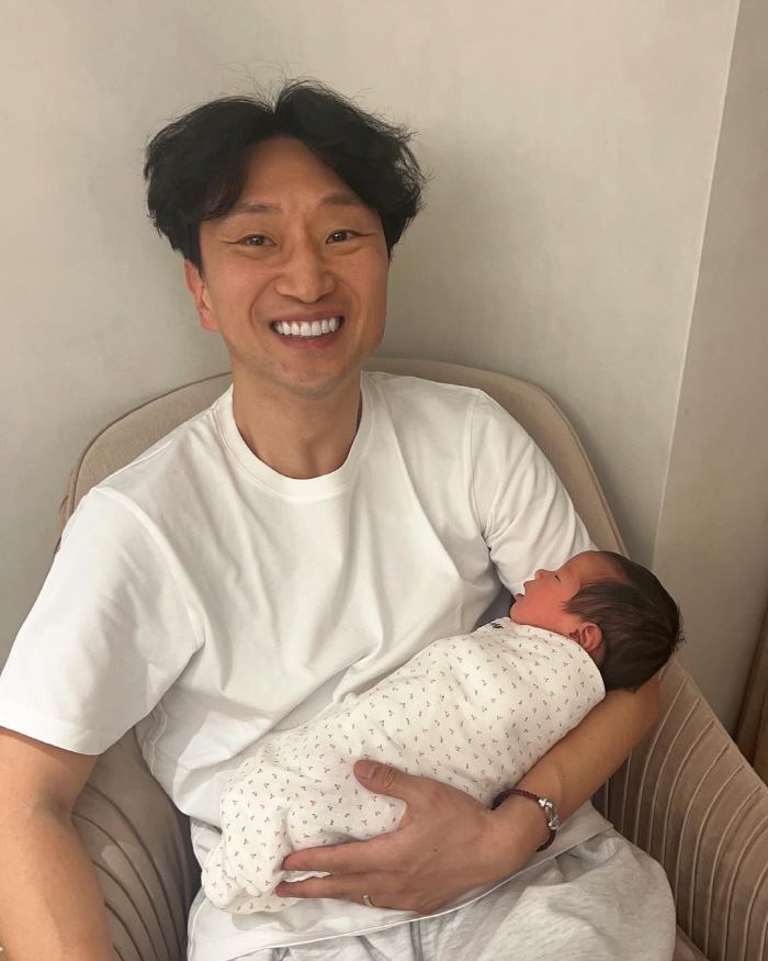 손담비♥이규혁, 생후 6일 된 딸 자랑...오똑 콧날+풍성 머리숱 '母 붕어빵'
