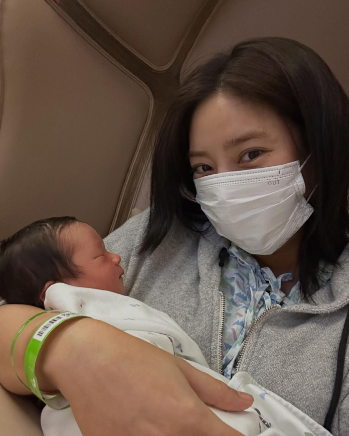손담비♥이규혁, 생후 6일 된 딸 자랑...오똑 콧날+풍성 머리숱 '母 …