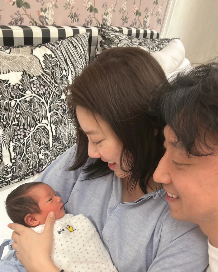 손담비♥이규혁, 생후 6일 된 딸 자랑...오똑 콧날+풍성 머리숱 '母 …