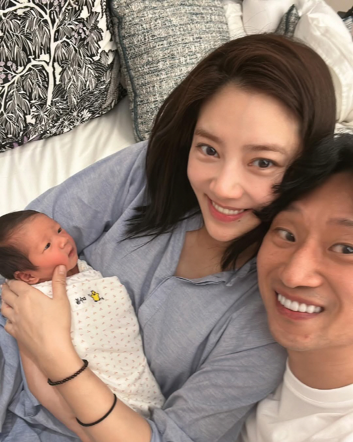 손담비♥이규혁, 생후 6일 된 딸 자랑...오똑 콧날+풍성 머리숱 '母 …