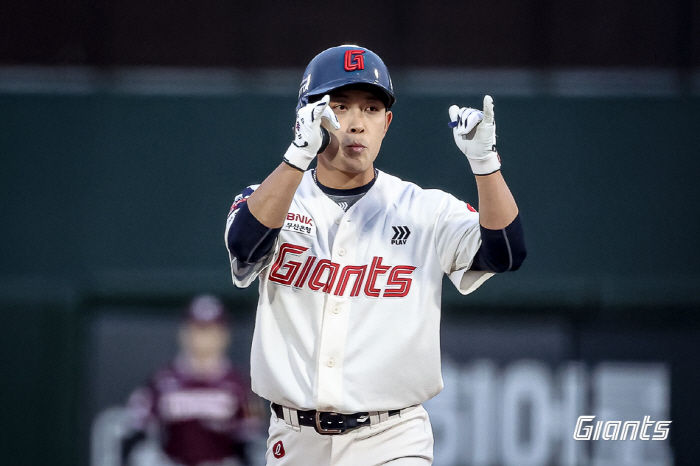 5할 승률 완성! 마황 홈스틸+295일만의 4안타 불방망이 → 반즈 7이닝 11K 쾌투…'봄향기' 맡은 롯데, 꼴찌 키움 잡고 2연승 [부산리뷰]