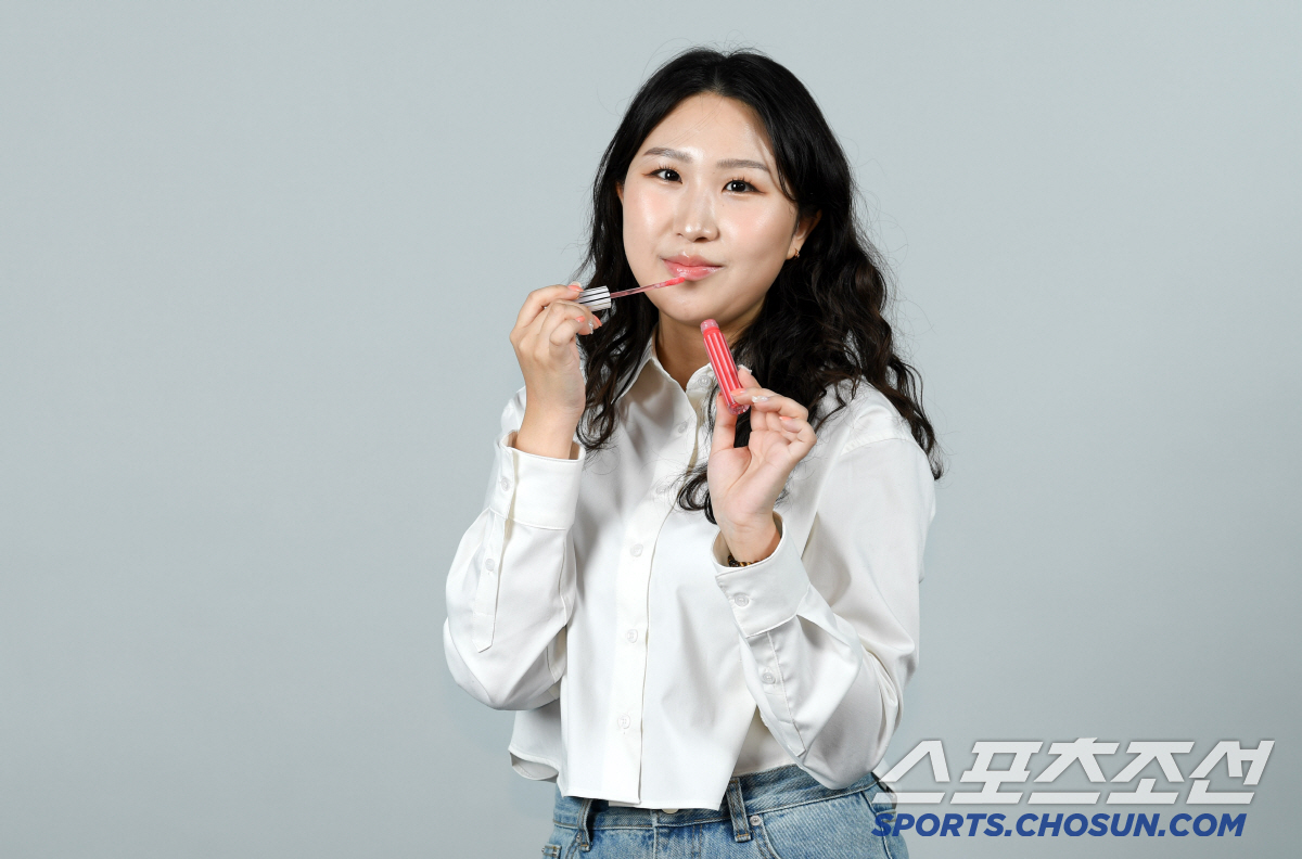 [청룡랭킹] 인플루언서 손채화, 3월 투표에서 영예의 1위에 올라