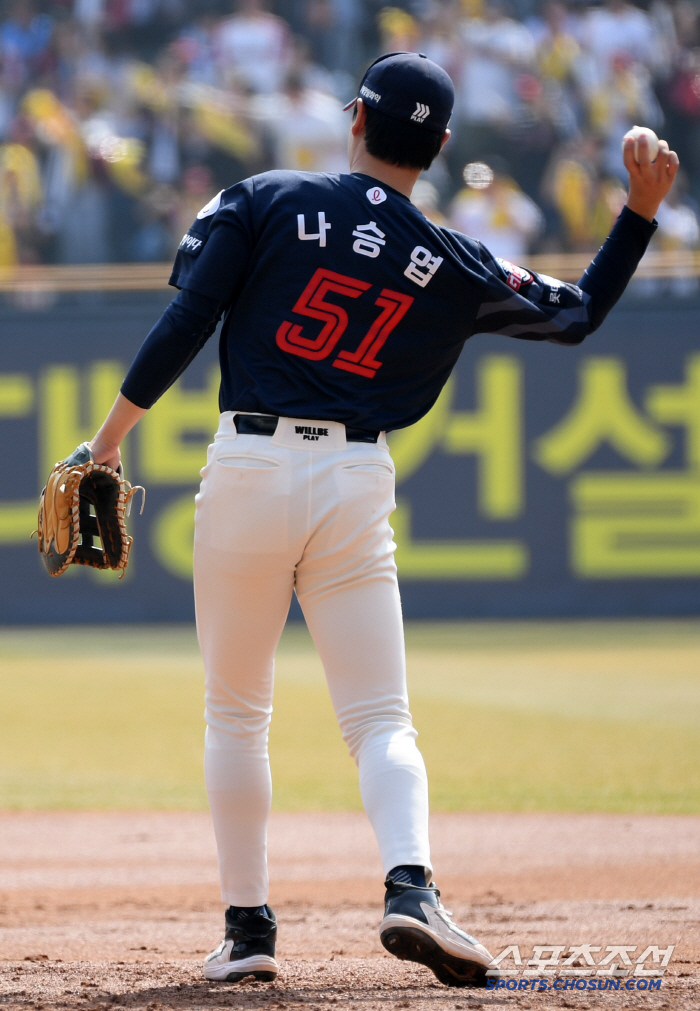 "일단 던지고 본다" 왜 협살에서 자꾸 실책이 나올까. '기본기+책임감 …